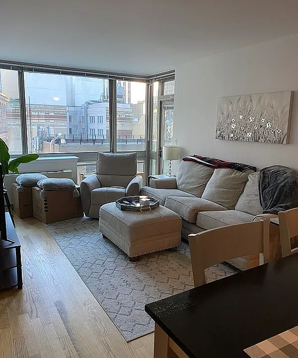 1st image of 320 W 39th St Unit 2718