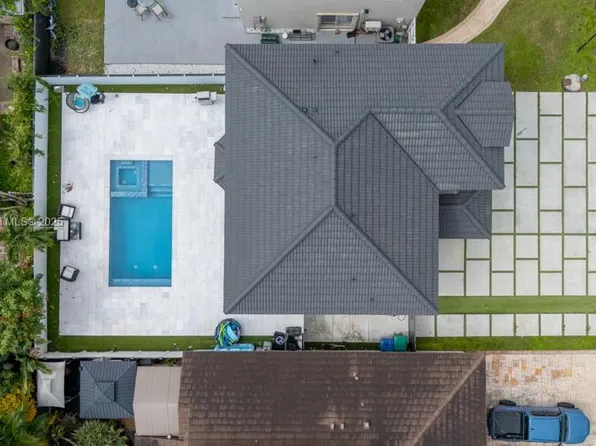 8248 NW 195th Ter, Hialeah, FL 33015