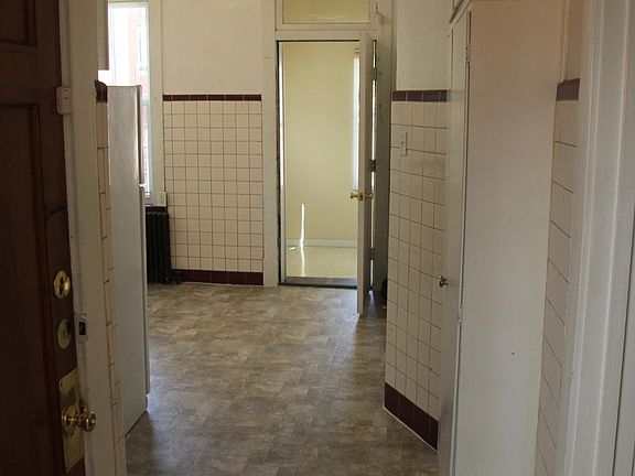4th image of 6039 Pershing Ave #2