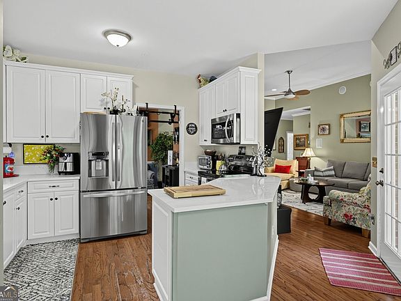 2nd image of 12 Oak Park Pl