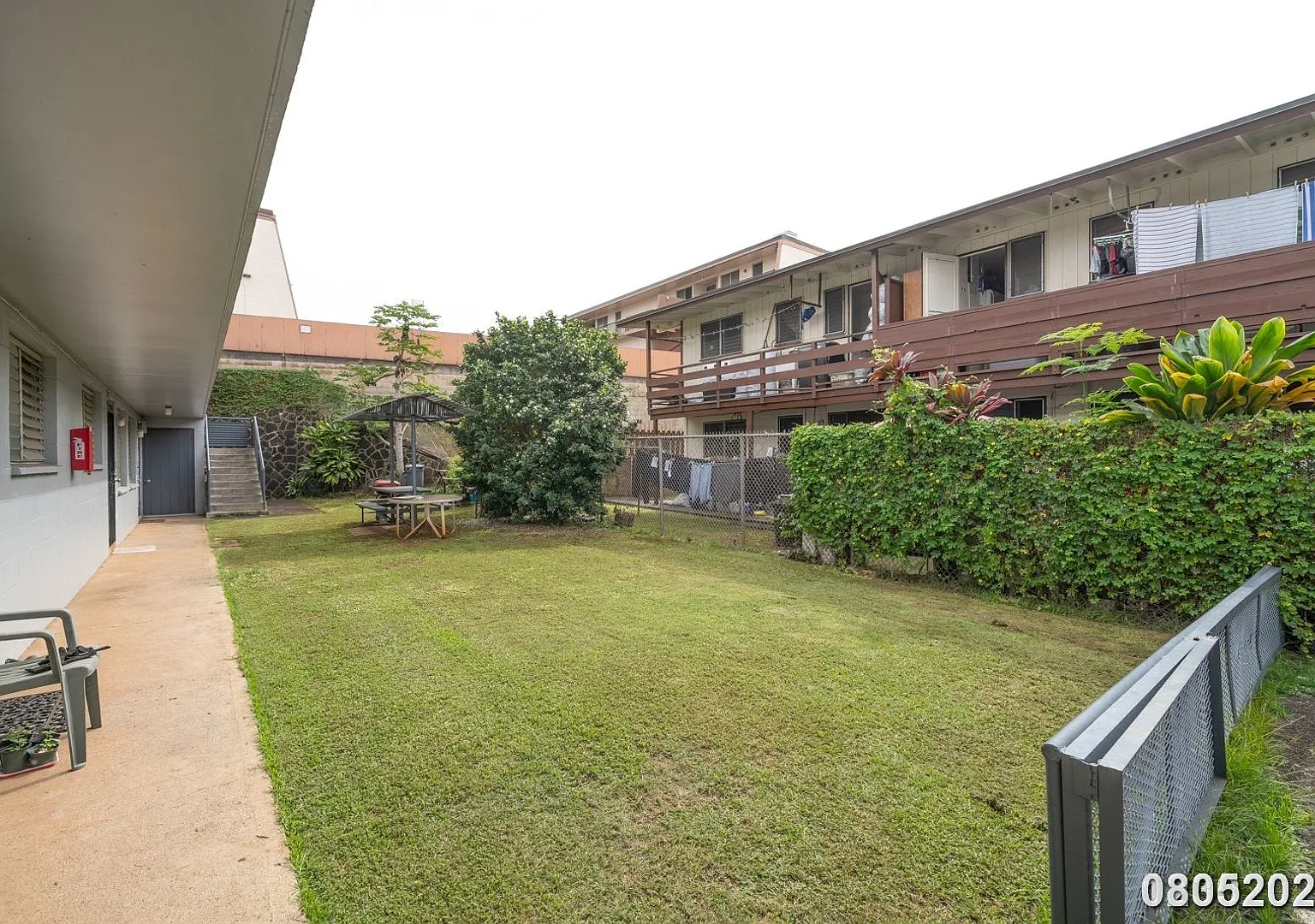 Available Now! 2 BD / 1 BA / 1 parking in Aiea — Photo 3