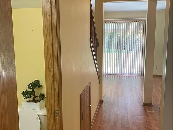 2nd image of 4867 Heritage Heights Cir