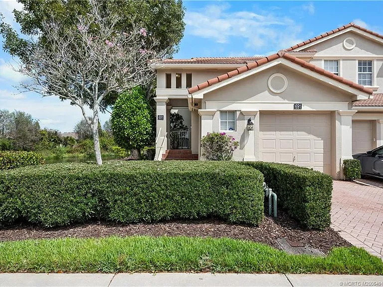 691 SW Glen Crest Way — Photo 1