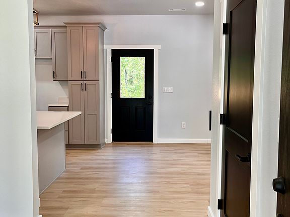 2nd image of 8 Midhurst Ln