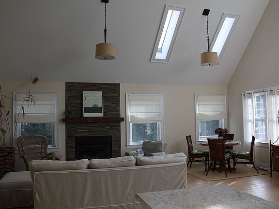 5th image of 33 Wyandanch Ln