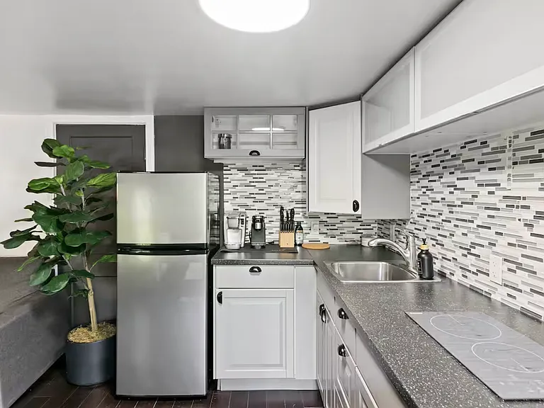 1364 Catalpa Dr #4 — Photo 8
