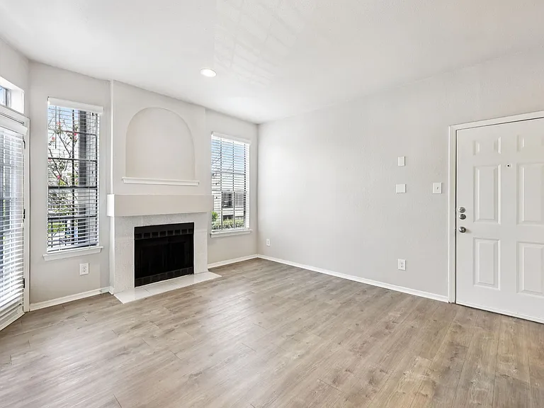 Oaks White Rock — Photo 26