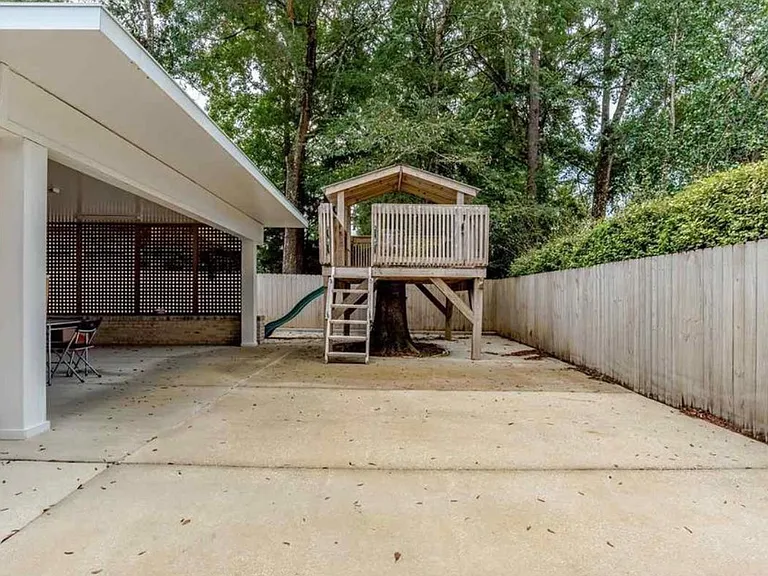 121 Spring Dr — Photo 26