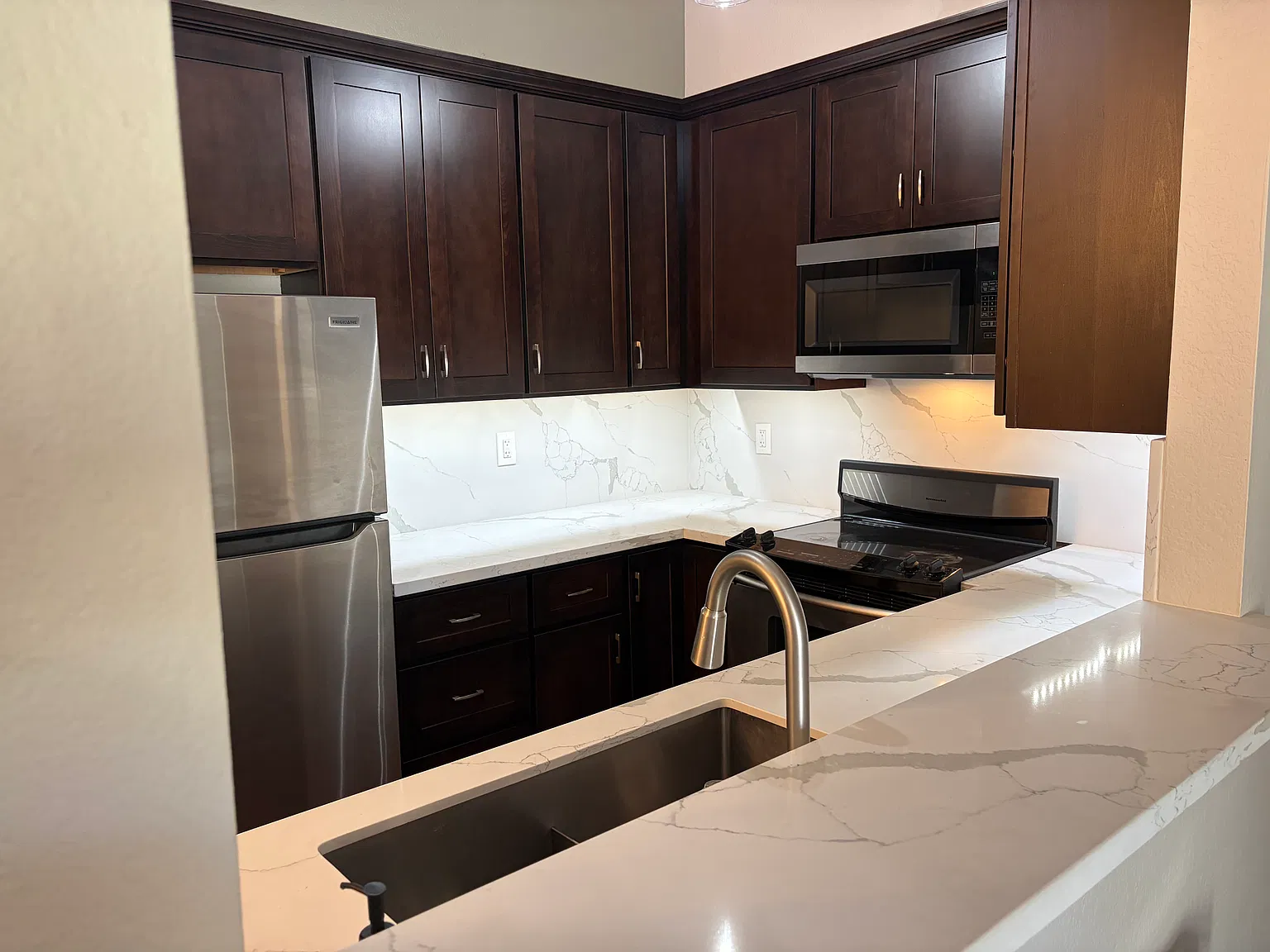2 bed, 1054 sqft, $3,300 — Photo 4