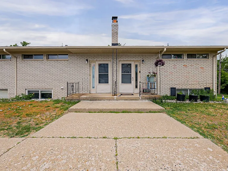 132 Huronview Ct — Photo 28
