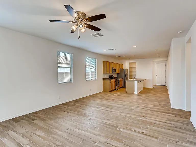 10819 W Lincoln St — Photo 9