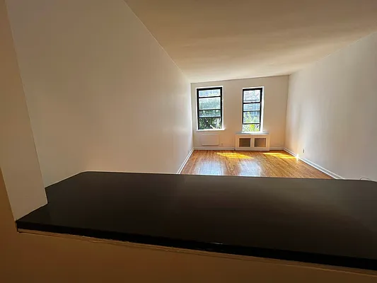 Rented by Salon Realty Corp | media 8