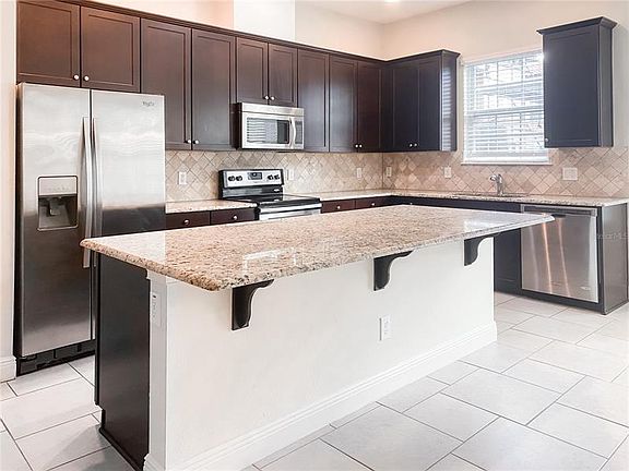 4th image of 932 Lobelia Dr