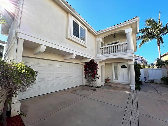 Mediterranean style 2-unit townhouse. Located at the rear with more privacy.