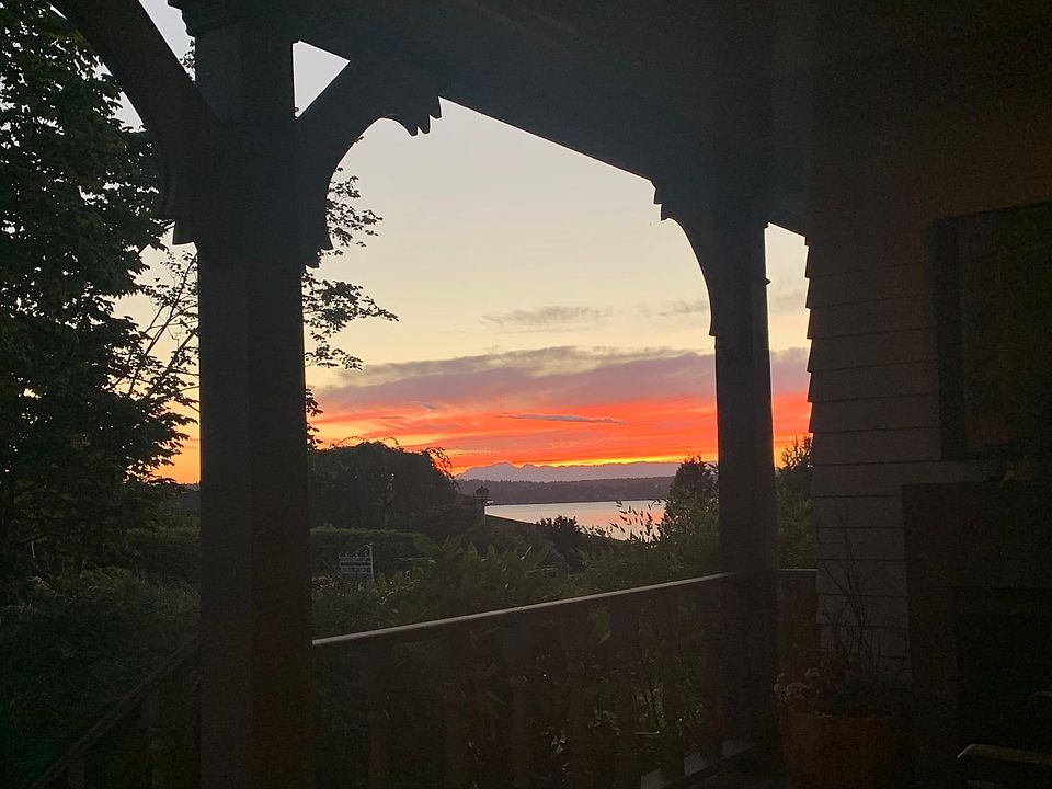 Enjoy sunset views over Lake Washington and the Olympic mountains