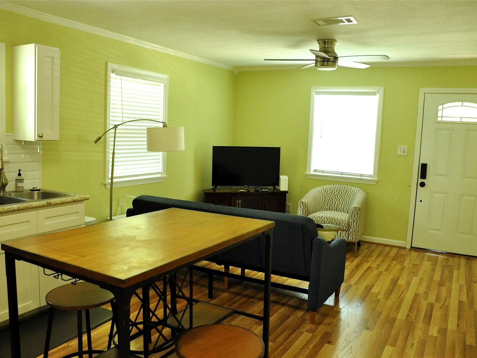 2 bed, 1.0 bath, 754 sqft, $1,625 — Photo 3