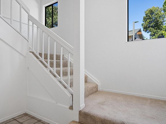 3rd image of 1162 Redwood Boulevard