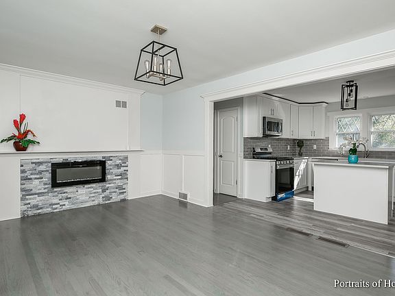 3rd image of 7307 W 111th St
