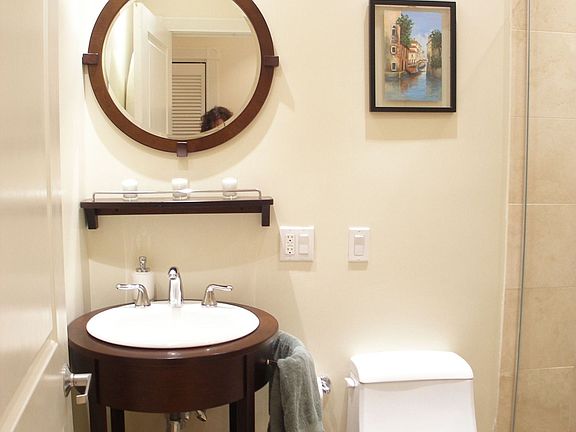 2 Stone bathrooms w/ plasma tv's!