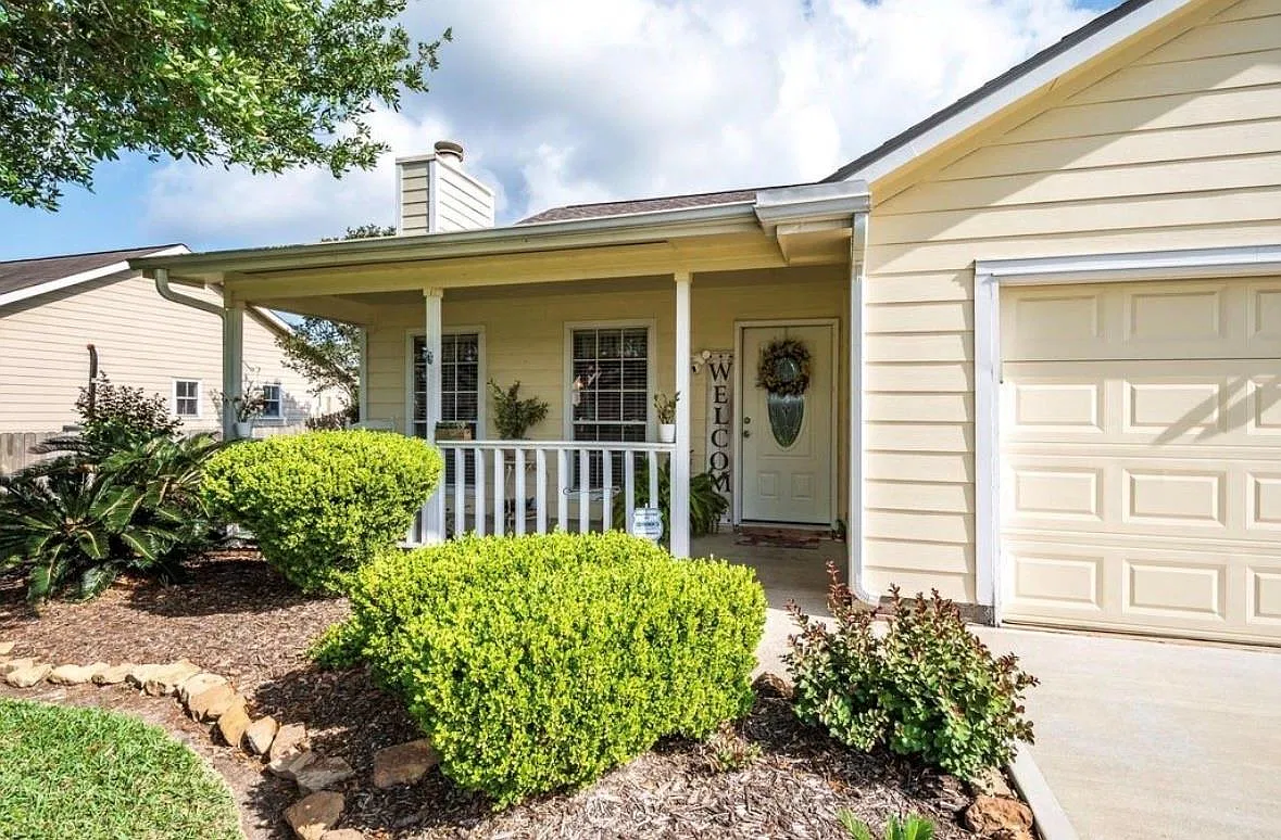3 bed, 2.0 bath, 1397 sqft, $1,900 — Photo 3