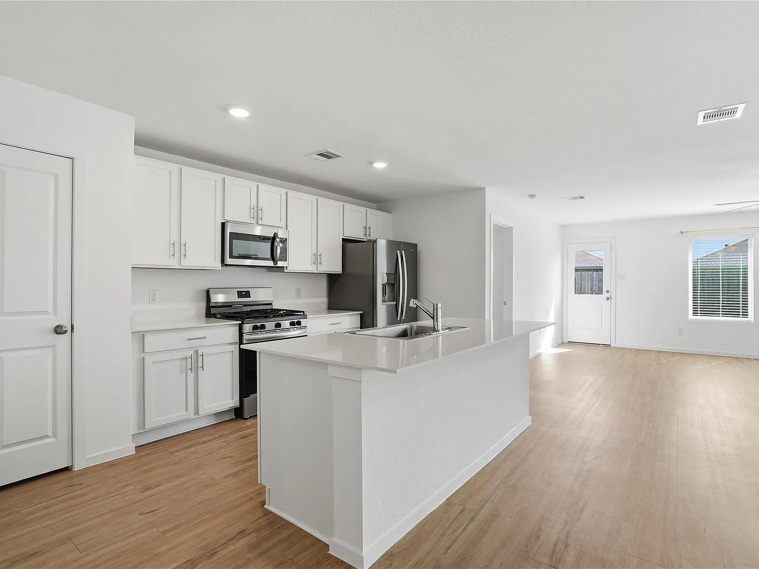 4 bed, 2.0 bath, 1730 sqft, $2,200 — Photo 4