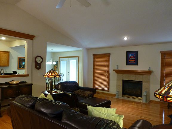 Living room w/ gas fireplace