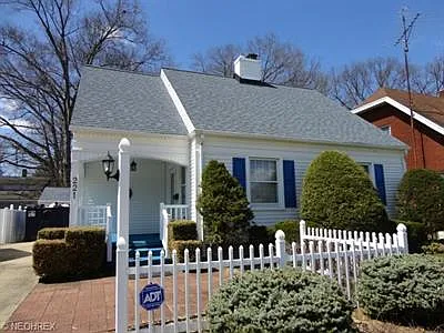 221 Genesee Ave NE photo 1