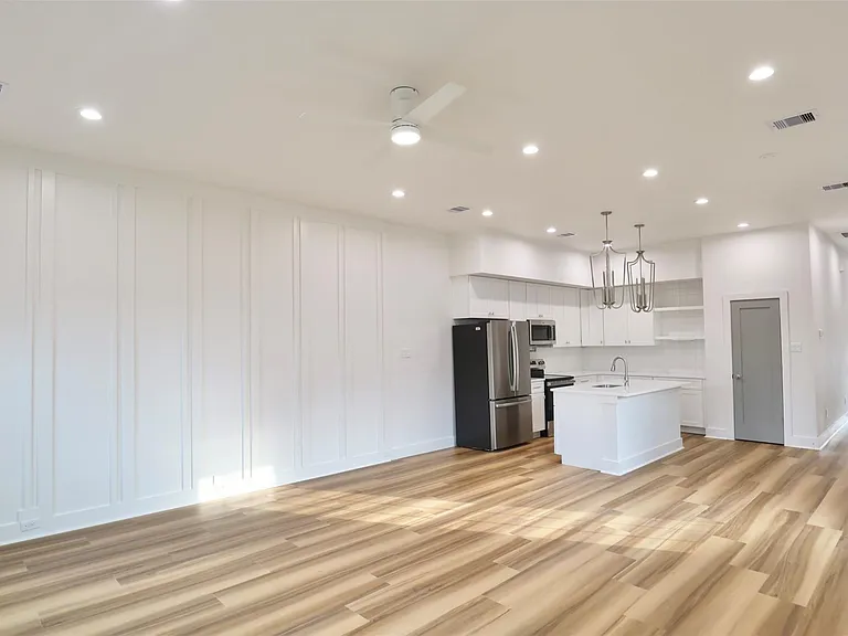 421 E 41st St — Photo 14