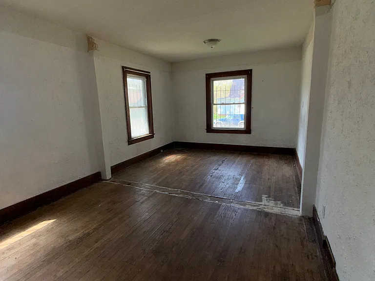 3918 Trumbull Ave — Photo 10