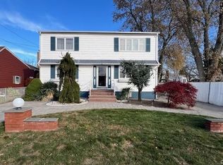 276 S 8th St, Lindenhurst, NY 11757
