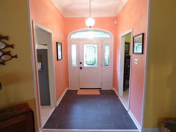 4th image of 638 Saint James Pl