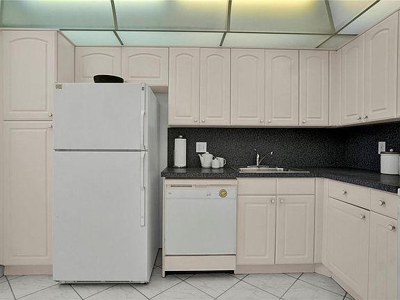 4th image of 901 Cypress Terrace #201