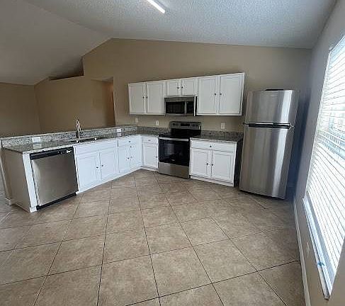 3rd image of 179 Glencove Dr