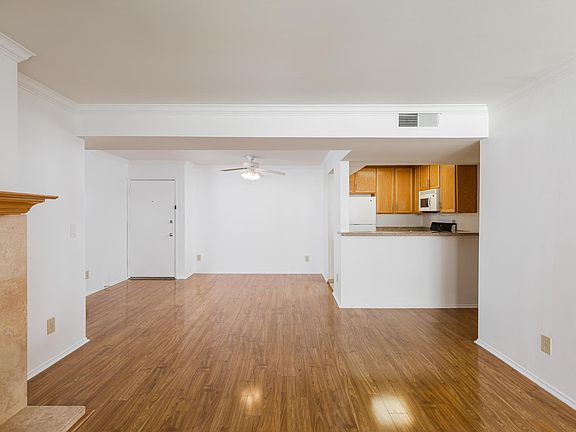 5th image of 5325 Newcastle Ave Unit 219