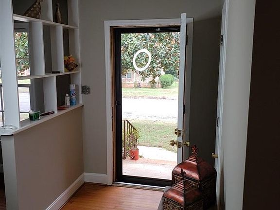 4th image of 207 Sheffield Dr