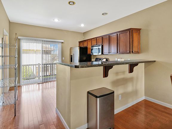 4th image of 11217 Oakwood Dr #62