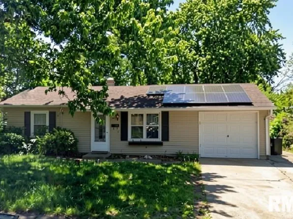 1803 Victoria Dr, Pekin, IL 61554