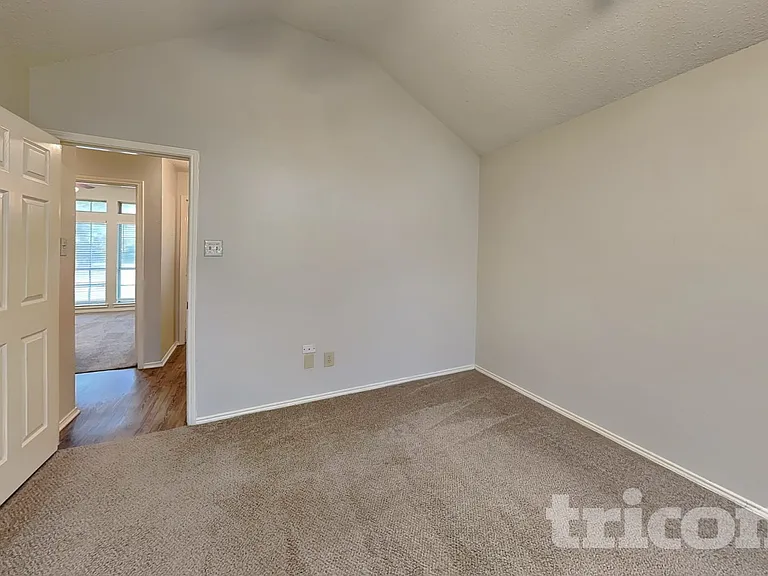 2851 Linden Ln — Photo 9