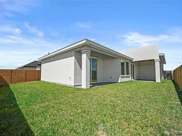 2716 E Conroe Rd — Photo 31