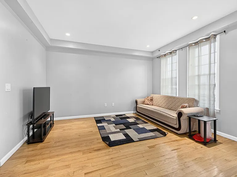 612 12th St #3 — Photo 5