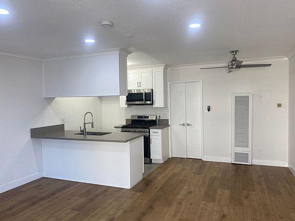 2nd image of 13049 Oxnard St #13