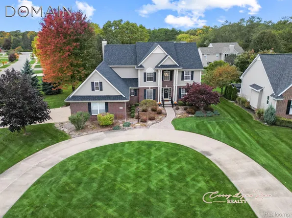 628 Kent Ln, White Lake, MI 48386