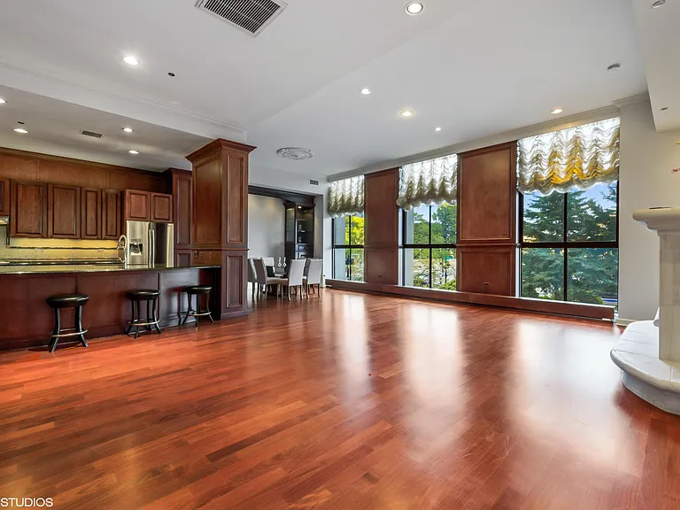 310 S Michigan Ave #202 — Photo 4