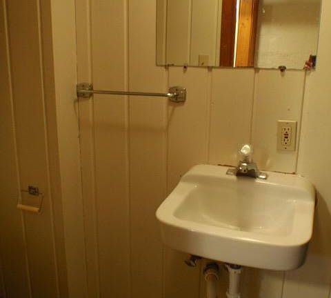 5th image of 402 Woodford St