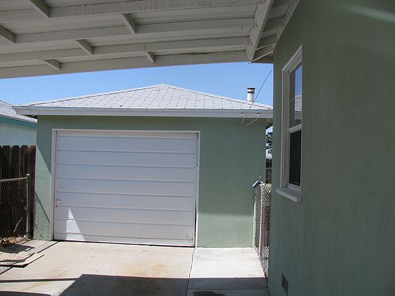 Garage with hookups