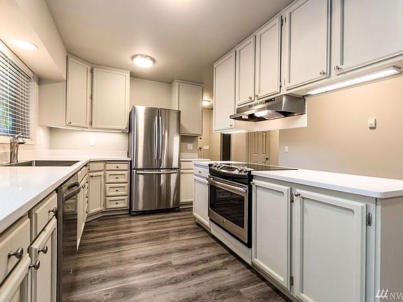 3rd image of 105 Marguerite Pl N