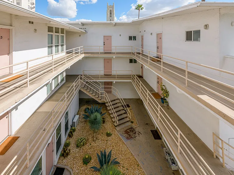 6871 Franklin Ave - Hollywood Cozmo — Photo 24