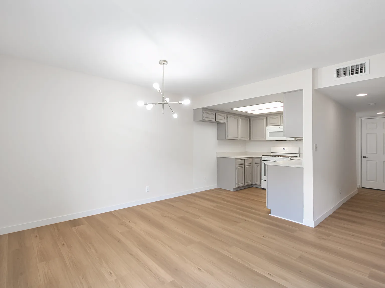 1 bed, 650 sqft, $1,990 — Photo 4