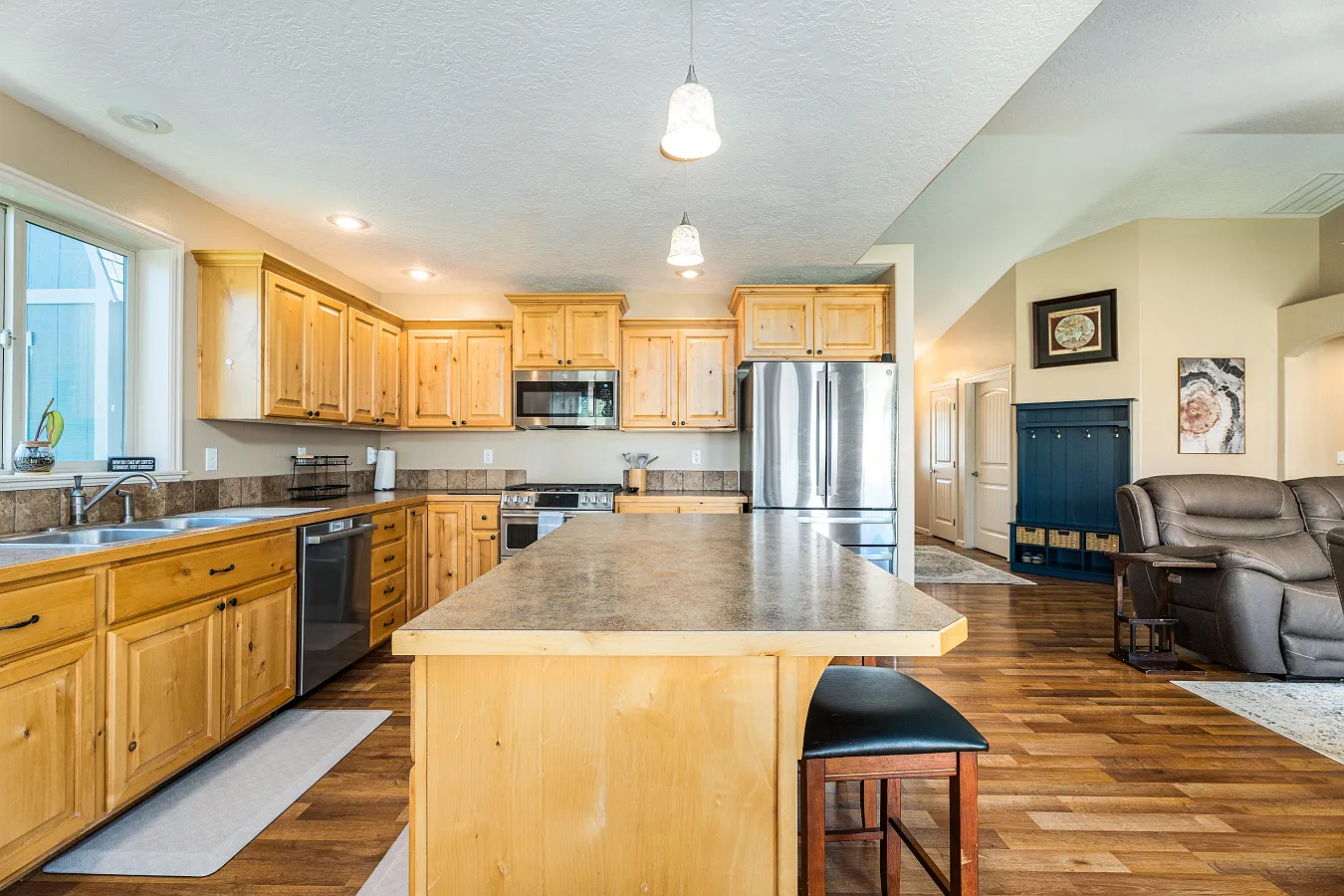 2 bed, 1385 sqft, $3,200 — Photo 1