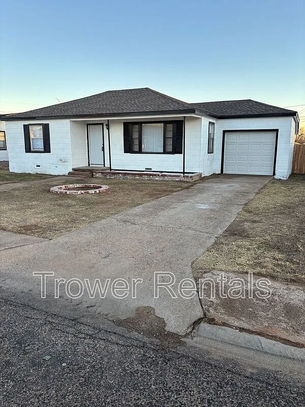 2 bed, 1.0 bath, 888 sqft, $1,300 — Photo 1